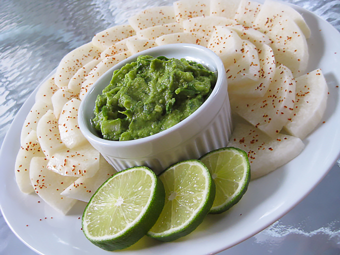 Easy-guacamole-with-jicama-chips
