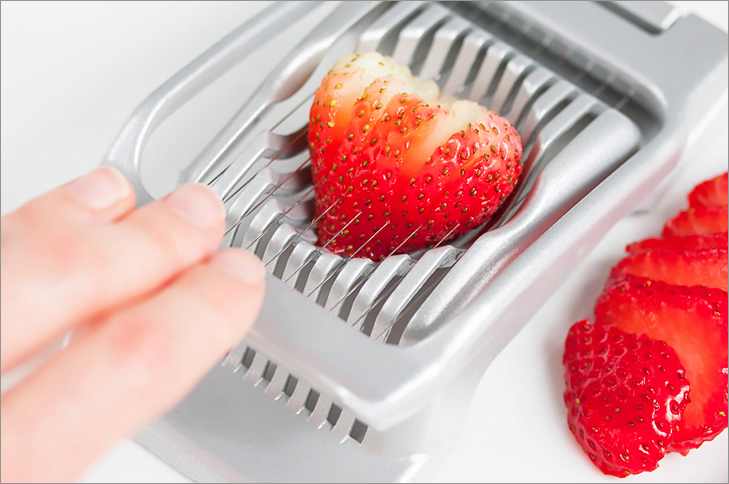 Cut strawberries with an egg slicer + 6 more cooking hacks from www.Veggie-Quest.com