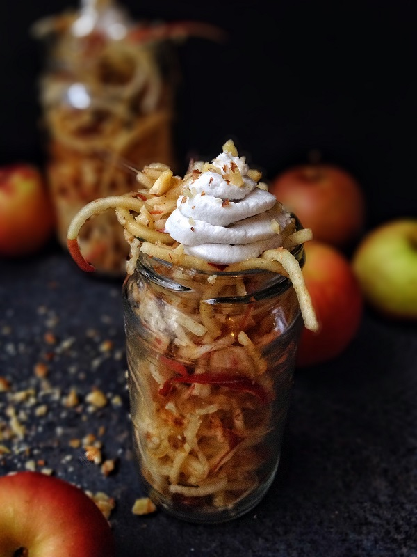 Raw Apple Pie - Vie de la Vegan - Featured in 5 Healthy Foods for Fall